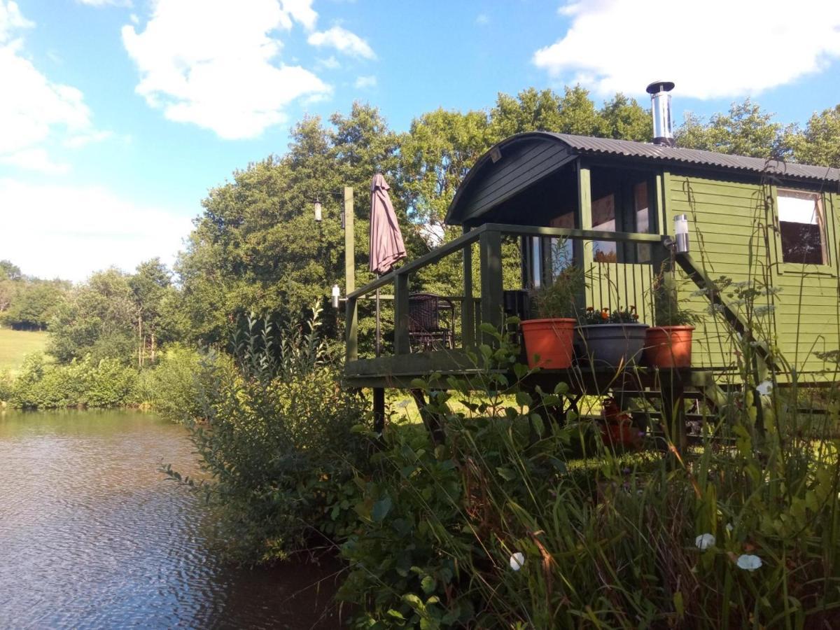 Charming Tranquil Shepherds Hut With Lakeside Balcony 'Roach' Uckfield Exterior photo