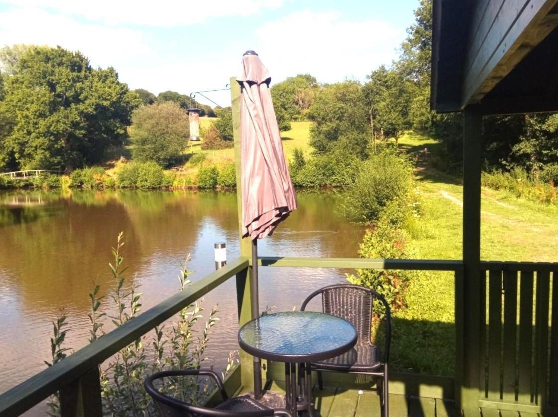 Charming Tranquil Shepherds Hut With Lakeside Balcony 'Roach' Uckfield Exterior photo