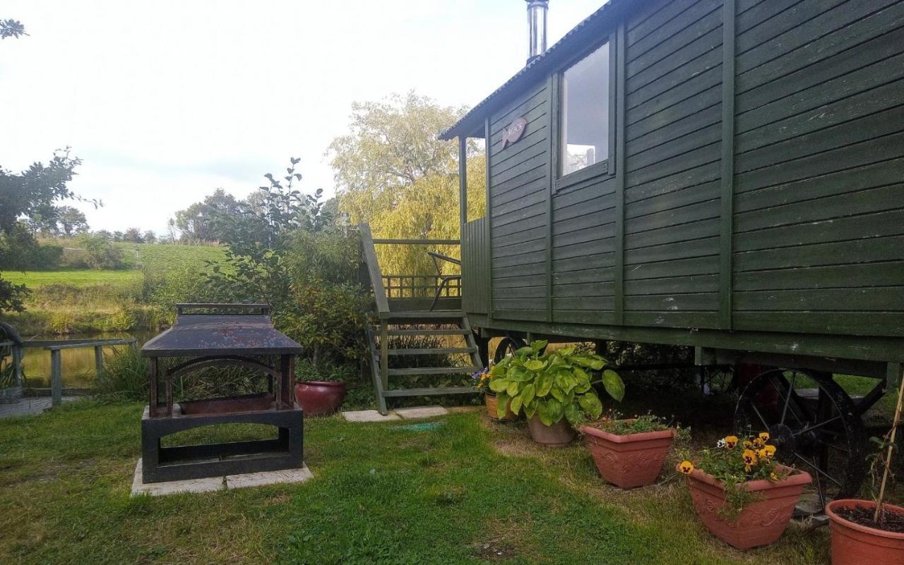Charming Tranquil Shepherds Hut With Lakeside Balcony 'Roach' Uckfield Exterior photo