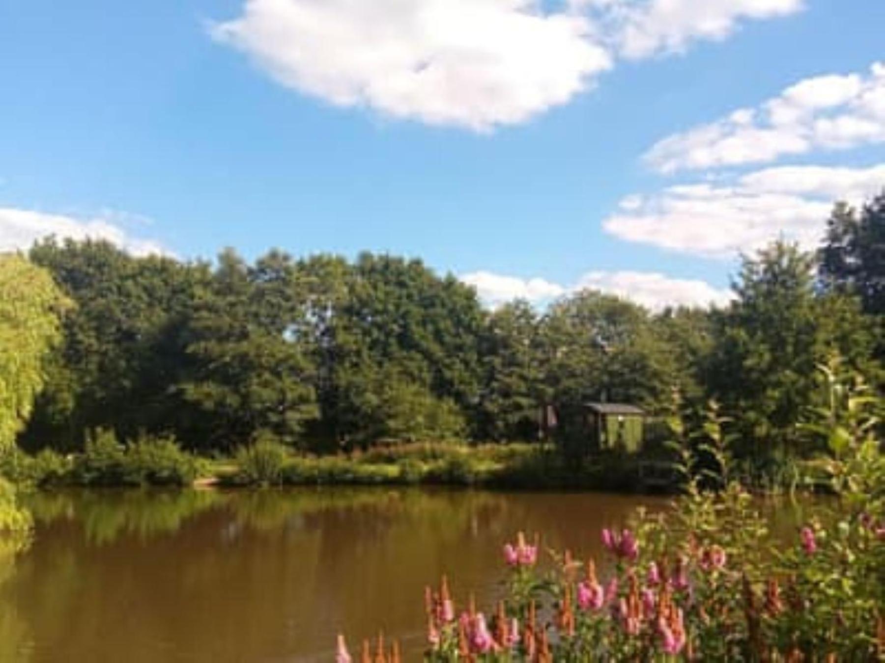 Charming Tranquil Shepherds Hut With Lakeside Balcony 'Roach' Uckfield Exterior photo